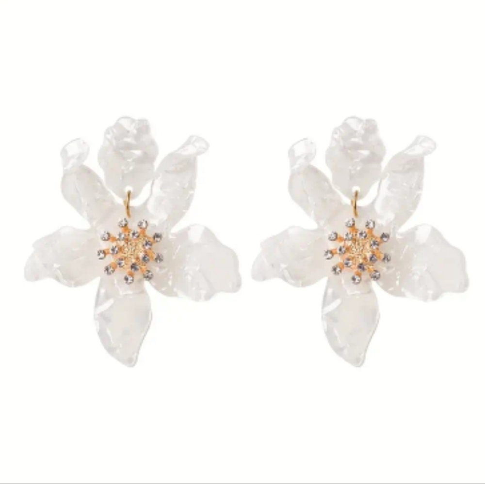 Elegant White Floral  Earrings
